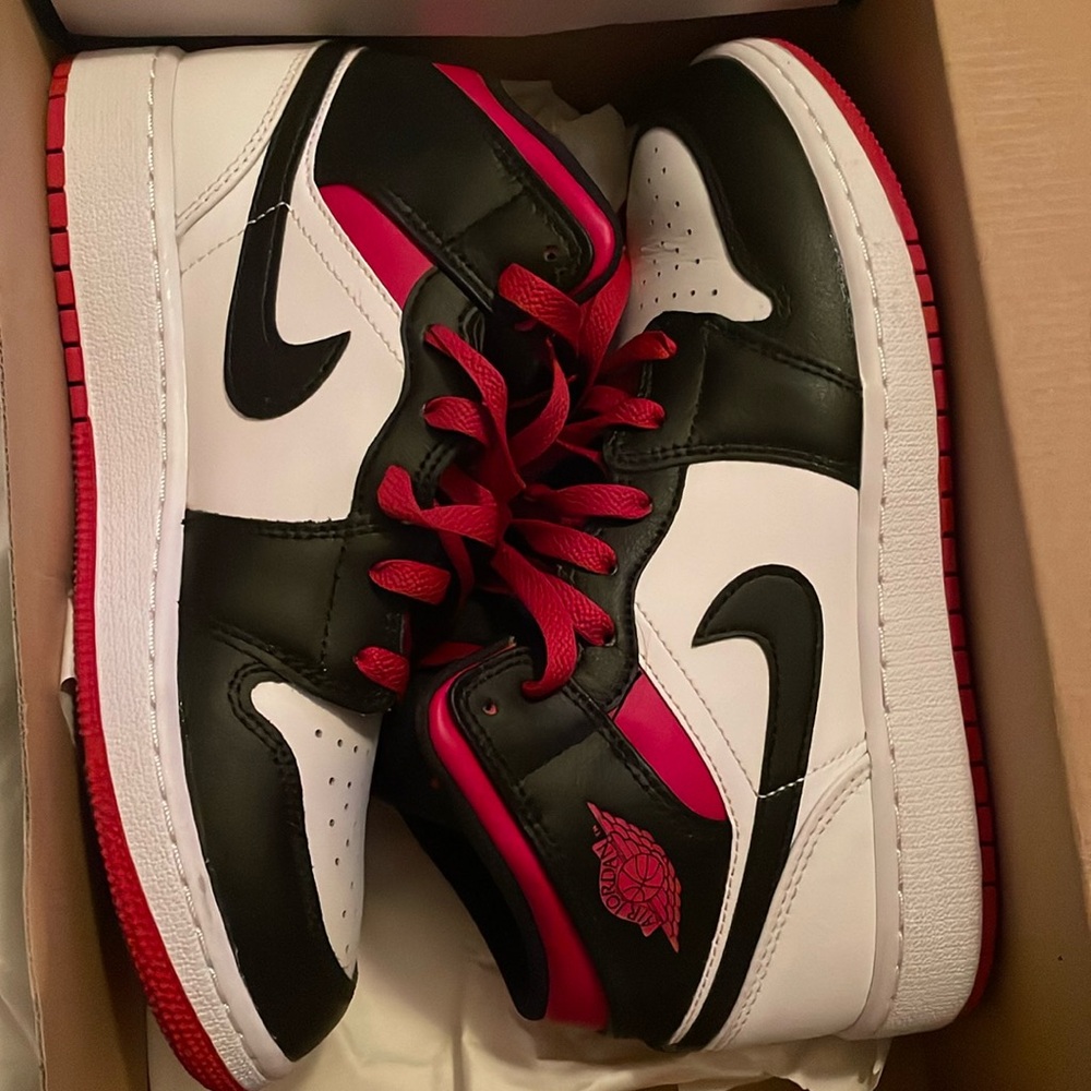 Jordan mid 1 size 5.5